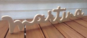 Letras decorativas en madera. Caligrafía infantil.