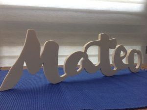 Letras decorativas en madera. Caligrafía con pincel.