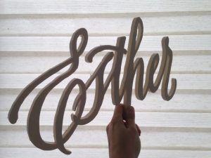 Letras decorativas en madera. Caligrafía inglesa.
