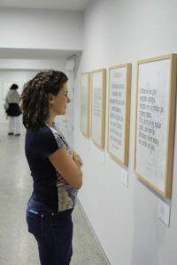 Viendo trabajos en la exposición caligráfica en Arantzazu