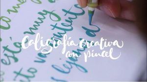 Caligrafia con pincel y colores