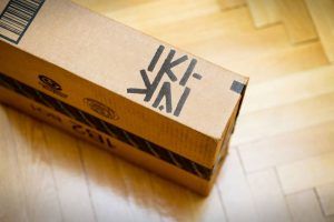 Logotipo Iki Kai en caja de zapatos