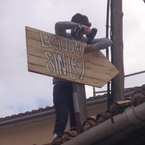 Cartel de la Ciudad sin ley en el tejado
