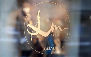 Loves Music logo en cristal, caligrafía de Esther Gordo desde la Ciudad sin Ley