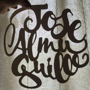 Papel recortado con la composición caligrafica de los nombres de una familia