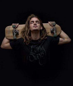Chico con longboard Long Days