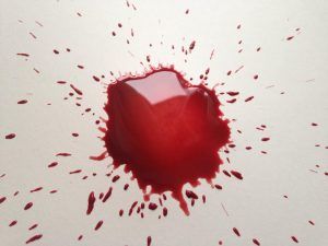 Historias mínimas, mancha de tinta-roja-sangre