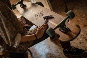 Grabando a mano la madera de los longboards de Long Days
