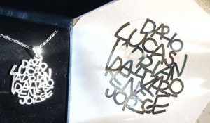 Caligrafia en plata. Colgante con nombres.