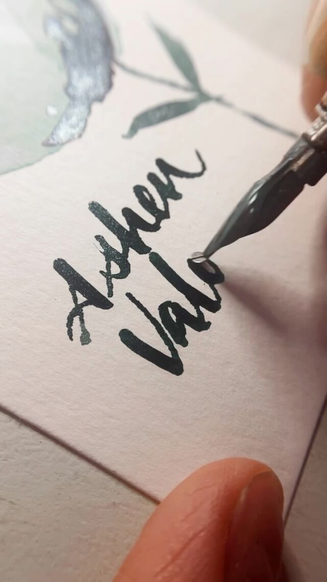 Voy a intentar hacer mis muestras de tinta así a partir de ahora. A ver si lo consigo.

Para esta tinta he querido convertir la muestra en una pequeña flor: los pétalos empiezan con la tinta muy aguada y, a medida que se van superponiendo, el color gana intensidad.

Así se puede ver cómo cambia la tinta desde las zonas más diluidas hasta llegar a su máxima saturación. La tinta es Ashen Valour.
.
.

Los últimos pétalos, el tallo y un par de hojas están hechos con la tinta pura, sin añadir agua. Ahí es donde se puede ver Ashen Valour en todo su esplendor.

La marca la describe como "deep teal": un verde azulado muy oscuro. Tiene además un brillo plateado que, sobre este tono tan intenso, se percibe bastante azulado.
.
.

El nombre lo he escrito con una pluma de rotulación de punta doblada, para conseguir un trazo grueso en el que se aprecien bien tanto el color como el brillo.
.
.
.
.

#ferriswheelpress #ashenvalour #inkswatch #fountainpenink #handwriting @ferriswheelpress 
.
.

Puedes comprar en la web de Ferris Wheel Press con un 15% de descuento usando el código JA-GORDO.

Ve al link in bio, que allí tienes enlaces directos a la tienda. ✒️