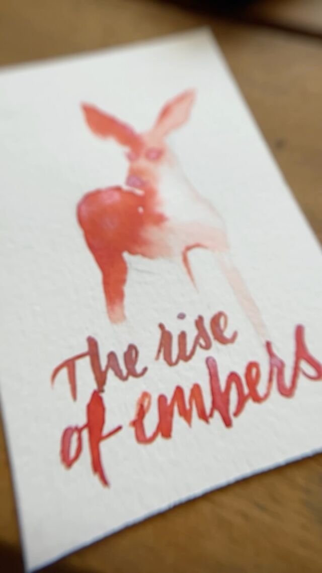 Otra muestra de tinta en forma de pequeño dibujo.
.
Esta vez he intentado hacer un cervatillo con The Rise of Embers. Aunque... el pobre ha quedado un poco tuerto
@ferriswheelpress describe el color como “Blazing Coral with silver pink shimmer and red sheen”: un coral intenso con brillo rosa plateado y reflejos rojos.
.
.
El nombre lo he escrito con una pluma de rotulación de punta doblada, para conseguir un trazo grueso y que se puedan apreciar bien el color y los brillos.
.
.
Y aquí se puede ver también uno de los problemas de no limpiar bien la plumilla entre tintas.
.
Las palabras “The rise” han quedado algo más oscuras porque la pluma todavía tenía restos de la tinta anterior. El coral de esta tinta se ve, por eso, un poco más apagado de lo que debería en esas dos palabras.
.
Otra cosa que se aprende haciendo muestras de tinta.
.
#ferriswheelpress #theriseofembers
#inkswatch #fountainpenink #handwriting
.
Puedes comprar en la web de Ferris Wheel Press con un 15% de descuento usando el código JA-GORDO.
Ve al link in bio, que allí tienes enlaces directos a la tienda.🖋️