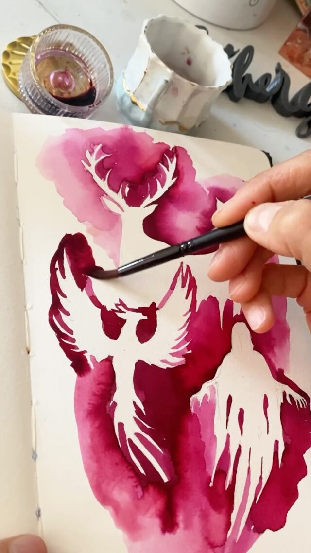 Cuatro Patronus.
Si no conoces la historia, va a ser difícil de explicar en el texto de una publicación...😅
.
Le pregunté a mi hija, es más fan que yo de Harry Potter, que si tuviera que hacer una colección de cuatro nuevas plumas de Harry Potter, de qué las haría... Y sin saber nada de lo que @ferriswheelpress ya tenía preparado, me dijo que de Patronus.
Aunque ella no contó con Dementores y sí metió los de Luna Lovegood y Hermione.
.
.

Con este dibujo quiero acompañar la nueva colección, la oficial, no la de mi hija 🤪, Patronus™ de Ferris Wheel Press y Harry Potter.

La colección tendrá cuatro combinaciones de pluma + tinta, inspiradas en Harry, Severus, Dumbledore y el Dementor.

En el vídeo he dibujado sus Patronus, pero ninguna de las cuatro tintas de la colección es la que he utilizado para hacer este dibujo. 😅
.
.
.
.
.

#WarnerBrosDiscovery #FerrisWheelPress #HarryPotter #fountainpen #WarnerBrosDiscoveryxFerrisWheelPress
.
.

Puedes comprar en la web de Ferris Wheel Press con un 15% de descuento usando el código JA-GORDO.

Ve al link in bio, que allí tienes enlaces directos a la tienda. ✒️