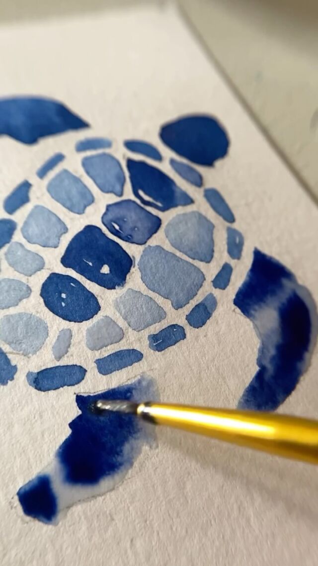 Otro “swatch”, esta vez ha sido una tortuga. 🐢

Empieza desde el papel en blanco y muestro todo el proceso hasta llegar al dibujo terminado.

La tinta es Starlit Banquet, un azul cobalto muy intenso con brillos azules y dorados. En algunas zonas, al concentrarse la tinta, el dorado se hace bastante visible.
.
.

Me gusta cómo cambia el aspecto del azul dependiendo de la cantidad de tinta: desde zonas bastante claras hasta el azul más intenso, con los brillos apareciendo por el camino.
.
.

#ferriswheelpress #starlitbanquet #fountainpenink #inkswatch #ferritales @ferriswheelpress 
.
.

Puedes comprar en la web de Ferris Wheel Press con un 15% de descuento usando el código JA-GORDO.

Ve al link in bio, que allí tienes enlaces directos a la tienda. ✒️