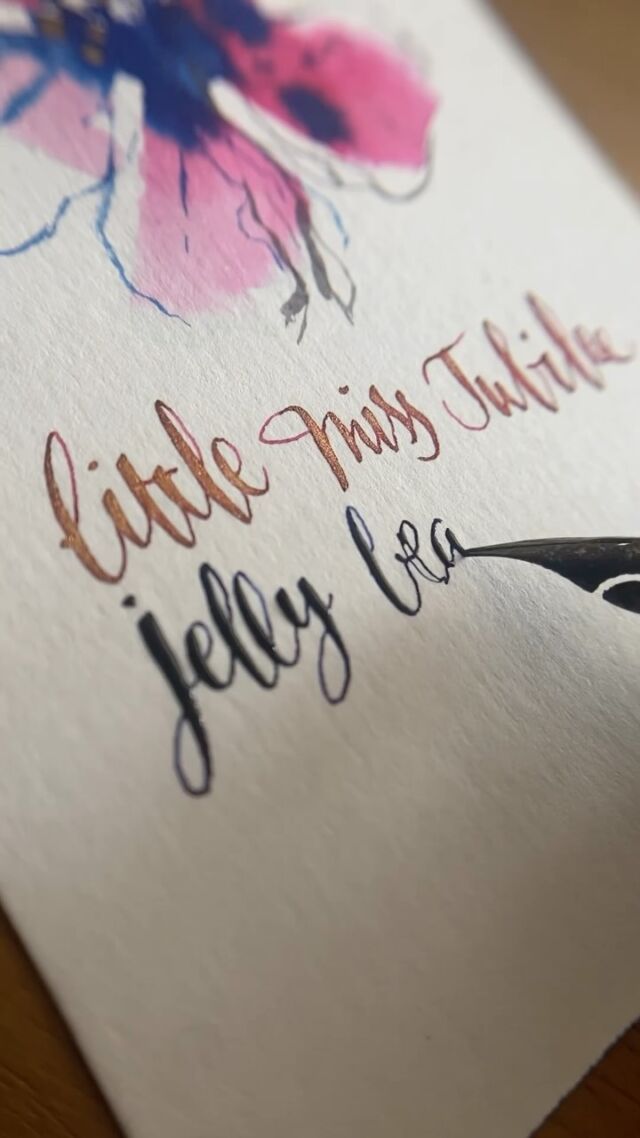 Esta vez he hecho el “swatch” un poco diferente: una flor utilizando los tres colores, para ver cómo combinan entre ellos.
.

Son los tres colores del pack de la Masque de resina en color verde azulado (teal), son tres tinteritos de 10ml con estos colores:

Little Miss Jubilee, rosa con brillo dorado.
Jelly Bean Blue, azul intenso.
Y Bearrington Black, negro.
.
.

Y ya que estaba, he escrito el nombre de cada tinta utilizando su propio color. Así se pueden ver los tonos tanto en las letras como en la flor.
.
.

Me gusta bastante cómo quedan juntos los tres, sobre todo la mezcla del rosa y el azul, que da lugar a unos tonos muy interesantes según la cantidad de cada tinta.
.
.
.
.

#ferriswheelpress #masquefountainpen #littlemissjubilee #jellybeanblue #bearringtonblack  @ferriswheelpress
.
.

Puedes comprar en la web de Ferris Wheel Press con un 15% de descuento usando el código JA-GORDO.

Ve al link in bio, que allí tienes enlaces directos a la tienda. ✒️